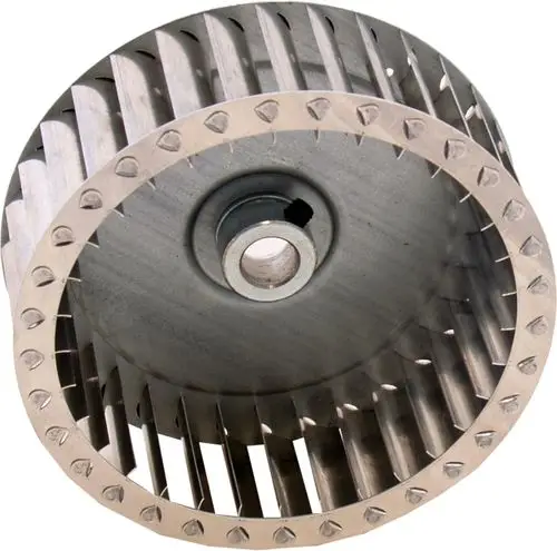 Lüfterrad aus Metall mit radialen Lüftungsschaufeln, zentralem Befestigungsloch. Produkt könnte für einen Wolf Brenner verwendet werden.